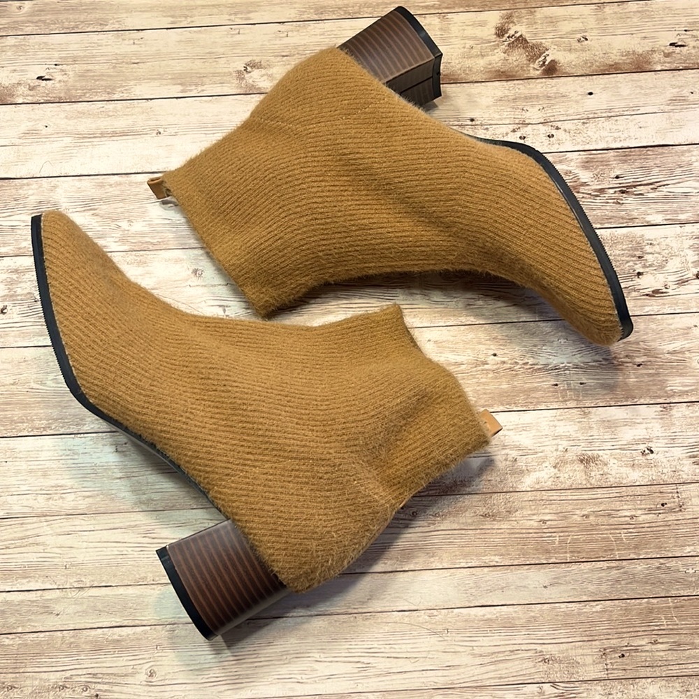 NWOB tijn 2” Libby Sock Booties Camel Size 10